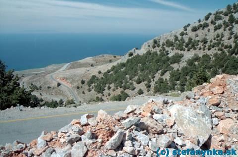 Kréta, Planina Askifou. Cesta do Hora Sfakion. Strmá cesta s mnohými serpentínami. Vľavo od cesty sa tiahne roklina Imbros. Vpravo za zeleným kopcom je samotná Hora Sfakion