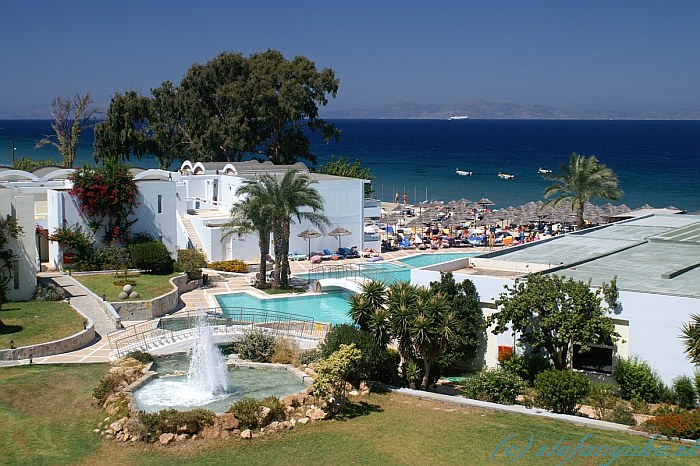 Avra Beach, Rodos. Pohľad z balkóna na bazén a more. Fontána v popredí bola večer zaujímavo nasvietená. Pevnina v pozadí je Turecko