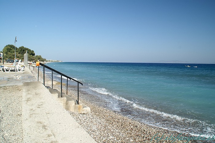 Avra Beach, Rodos. Vstup do mora. Tie kamienky okolo schodíkov bola v podstate pláž. Slnečníky boli až na tej vyvýšenej časti. (rok 2012)