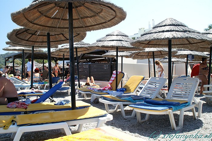 Avra Beach, Rodos. Tu sa ležalo, slnilo, tienilo, sem sa nosili drinky z plážového bufetu hotela Avra Beach (za tou latovou stenou) (2012) Avra Beach, Rodos. Tu sa ležalo, slnilo, tienilo, sem sa nosili drinky z plážového bufetu hotela Avra Beach (za tou latovou stenou) (2012)