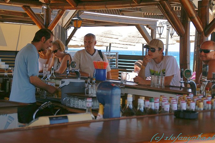 Avra Beach, Rodos. A to je spomínaný bufet hotela Avra Beach aj s latovou stenou, akurát z opačnej strany