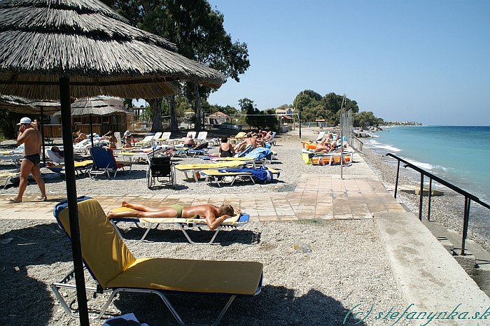 Avra Beach, Rodos. Lehátka zdrarma, slenečníky zdarma, všelijaké zábavky, vrátane volejbalu zdarma tiež