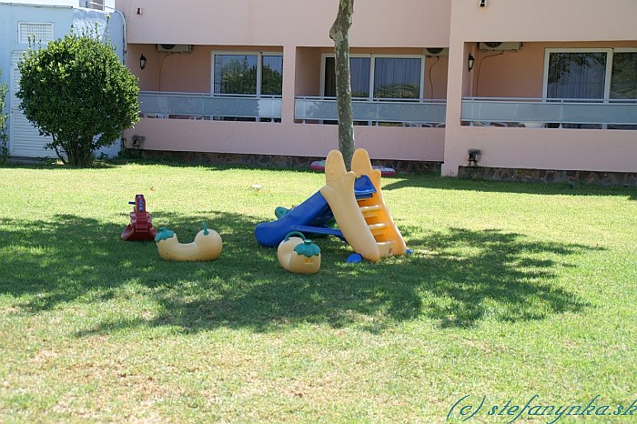 Avra Beach, Rodos. Detský kútik hotela Avra Beach. Malo to tú výhodu, že sa príslušenstvo dalo presúvať, podľa toho, ako sa presúval tieň