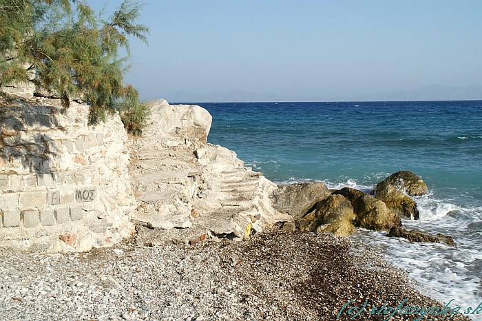 Za hotelom Avra Beach sa dalo prejsť smerom k ďalším strediskám. Jediný výbežok bol neprístupný iba zdiaľky. Zblízka to vyzeralo na pár kubíkov betónu (asi ako všade v Grécku)