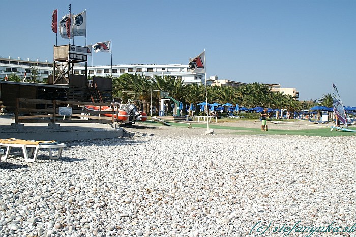 Rodos, Ialysos. Pri mojej prechádzke od hotela Avra Beach až po tento hotel boli všetky pláže približne rovnaké (kamienkové), dokonca aj všetky hotely rovnaké (poloprázdne). Jedinou zmenou bolo, že lietadlá boli stále nižšie a nižšie