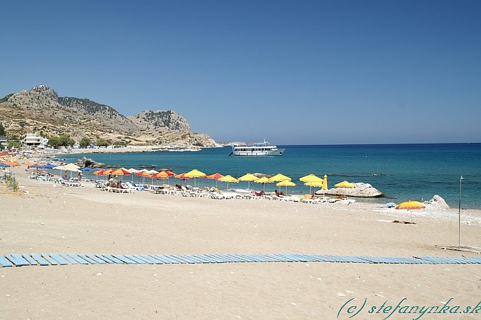 Stegna, Rodos. Pláž Stegna. Piesok s prímesou kamienkov