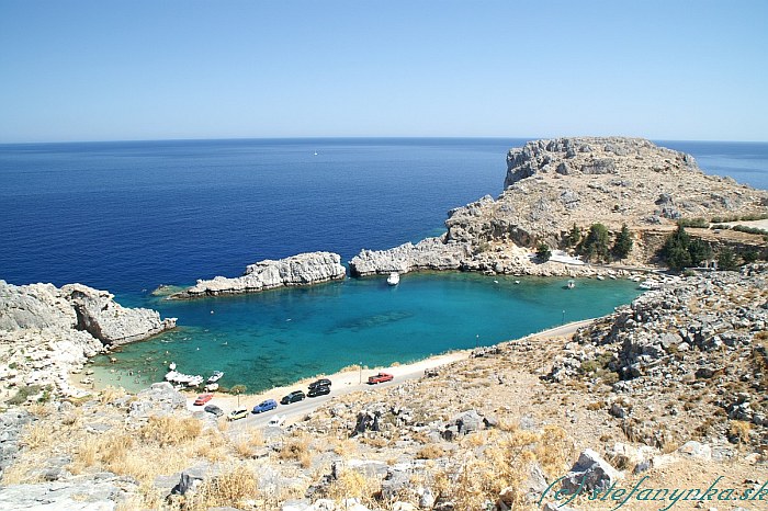 Lindos, Rodos - zátoka sv. Pavla. Tu vraj vystúpil svätý Pavol. Dnes tam už prirodzene jeho loď nekotví. Aspoň ja som ju nevidel. Ale pár desiatok ľudí tam na neho čakalo, takže možno príde...