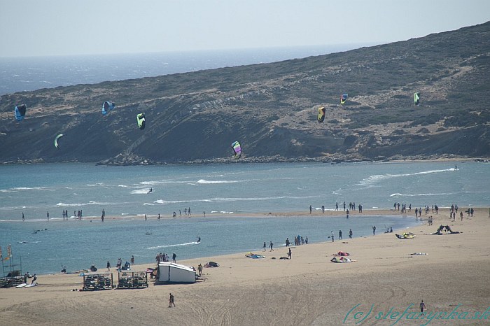 Prasonissi, Rodos.     Cesta na ostrov zmizla, zato surferov tam pribudlo nepočítane. Asi tu majú dobrý vietor a internet tiež