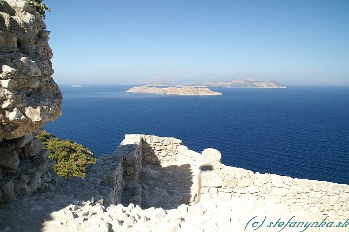 Hrad Kritinia, Rodos. Odtiaľto sa to zdá, že ten hrad stavajú alebo opravujú, zbližšia to však vyzerá, že len čakajú, kedy sa hrad Kritinia zrúti