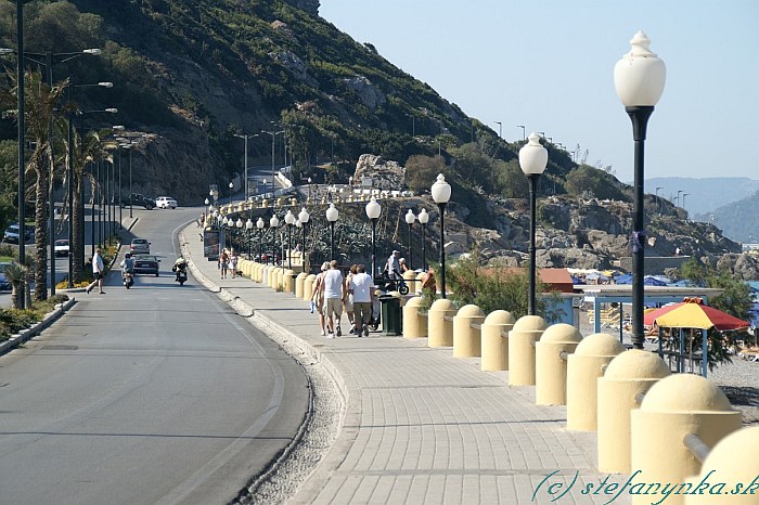 Rodos, Ialysos. Samotný chodník začína pri tej väčšej skale nad tlupou ľudí