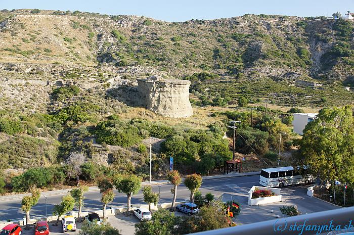 Pegasos Beach, Faliraki, Rodos. Výhľad z okna doprava. Vpravo hore kostolík Agia Sofia