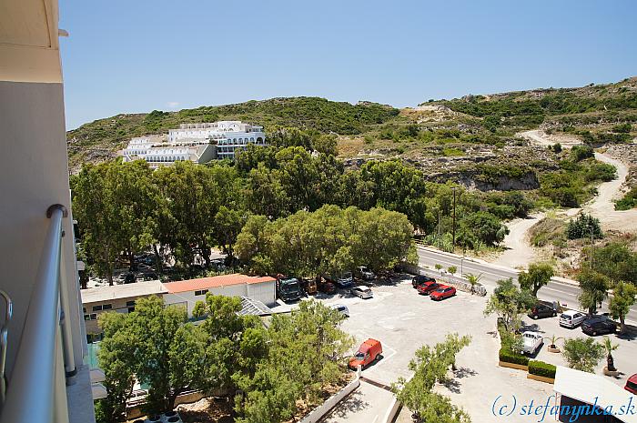 Pegasos Beach, Faliraki, Rodos. Výhľad z okna doľava. Vľavo vyhliadka na Faliraki