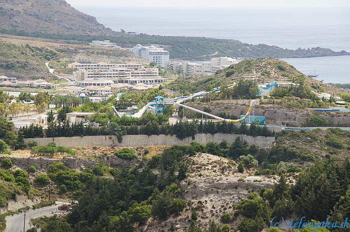 Agia Sofia, Faliraki. Výhľad sponad kostolíka na Aquapark Faliraki