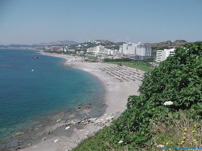 Rodos, Faliraki - Kalithea. Pohľad zo starej cesty z Kalithe do Faliraki. Louis Colossos je ten červený hotel takmer vľavo a niekde v tých bielych hoteloch za ním je aj Pegasos Beach