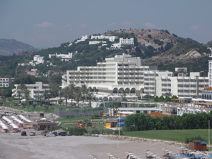 Rodos, Faliraki - Kalithea. Tam na tom kopčeku je kostolík Agia Sofia, na ktorý som sa dostal na jednom zo svojich nasledujúcich výletov. Vpravo mimo obraz je Aquapark