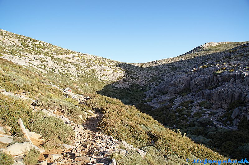 Výstup na Psiloritis. Sedlo Laggos na horizonte