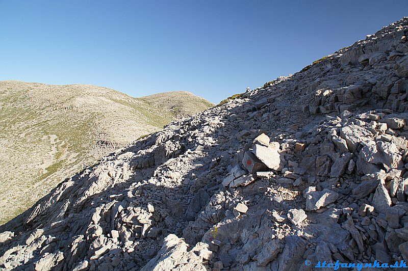 Výstup na Psiloritis. Cesta k Mitate (na tom hrbe vľavo)