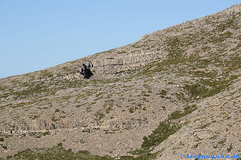 Výstup na Psiloritis. Od sedla k mitate (tá je vpravo hore). Toto v minulosti určite bola pyramída, akurát je už niekto čiastočne zasypal :-)