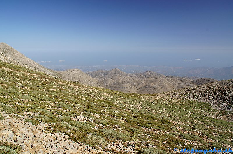 Výstup na Psiloritis. Nad smerovníkom Seli. Vľavo Solistra a za mesačnou krajinou je severné pobrežie Kréty (od Rethymna - vľavo mimo obraz, doprava k Panormu)