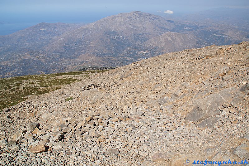 Psiloritis. Tu tie závetria dosť splývajú, ale bolo ich tam minimálne na dva turistické autobusy. Vľavo vrch Vouvala v strede mount Kedros