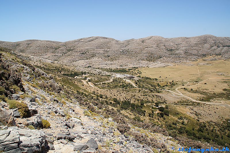 Planina Nida s parkoviskom a tavernou (a príjazdovou cestou nad tavernou)