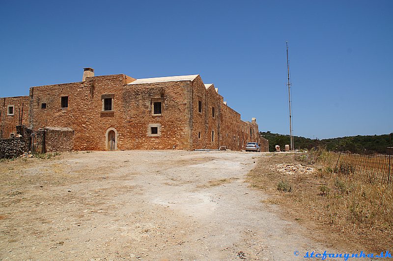 Kláštor Arkadi, Kréta so Stefanynkou. Z cesty od Patsos gorge je možné spraviť si prehľad o rozľahlosti areálu