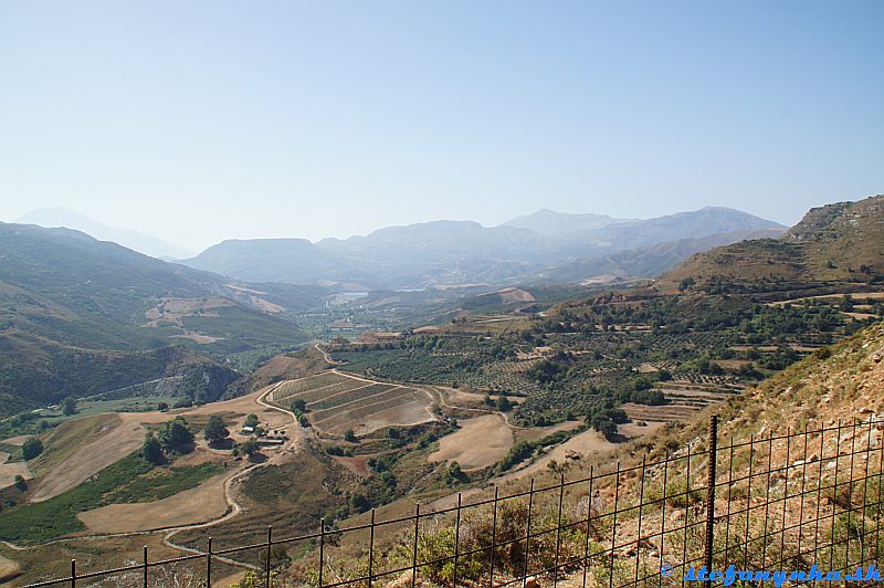 Patsos gorge (Agios Antonios), Kréta. Roklina Patsos je pri tej priehrade. Vľavo v pozadí pohorie Psiloritis Patsos gorge (Agios Antonios), Kréta. Roklina Patsos je pri tej priehrade. Vľavov pozadí pohorie Psiloritis