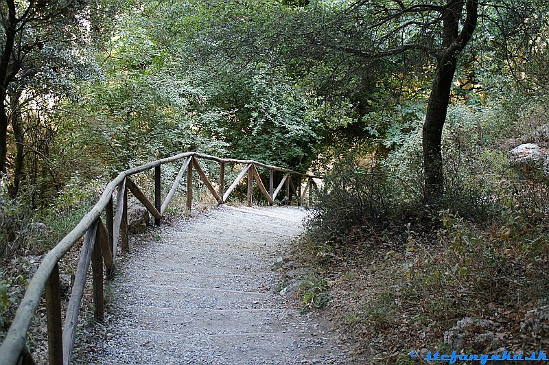 Patsos gorge (Agios Antonios), Kréta. Po kostolík Antoniosa sa pár schodíkov našlo.