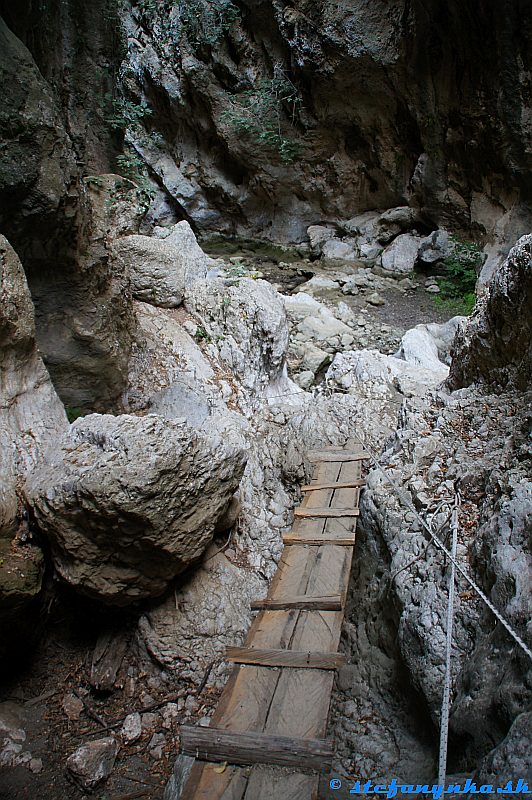 Patsos gorge (Agios Antonios), Kréta. Lavička so špagátikmi