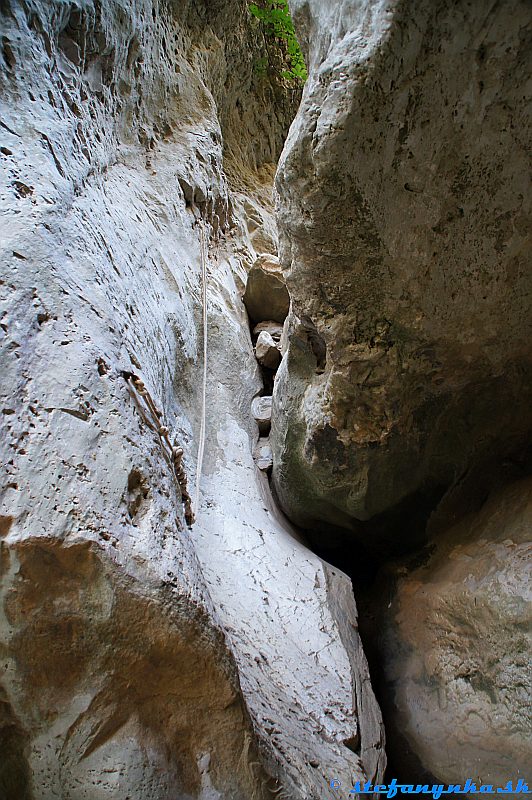 Patsos gorge (Agios Antonios), Kréta. Pokračovanie lanaty. Dolu to išlo v pohode, hore sa trochu šmýkalo (trochu dosť)