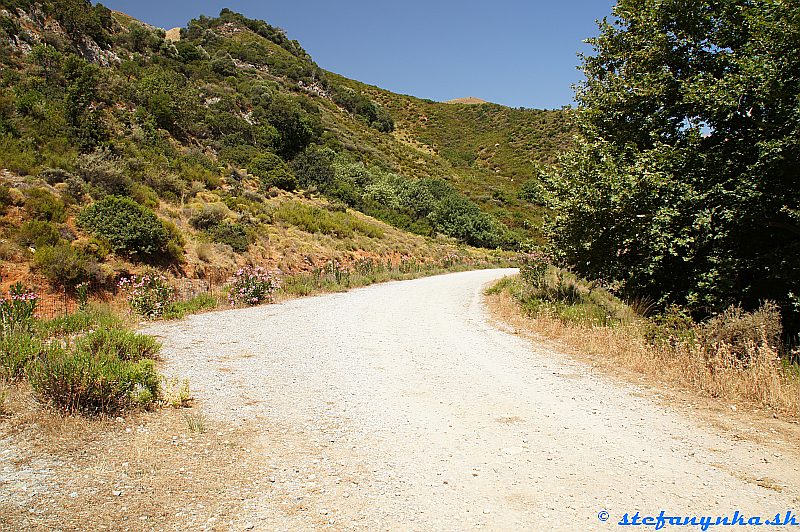 Patsos gorge (Agios Antonios), Kréta. Most na severnom výstupe z rokliny. Patsos gorge je vľavo, priehrada vpravo (nebolo ju vidieť)