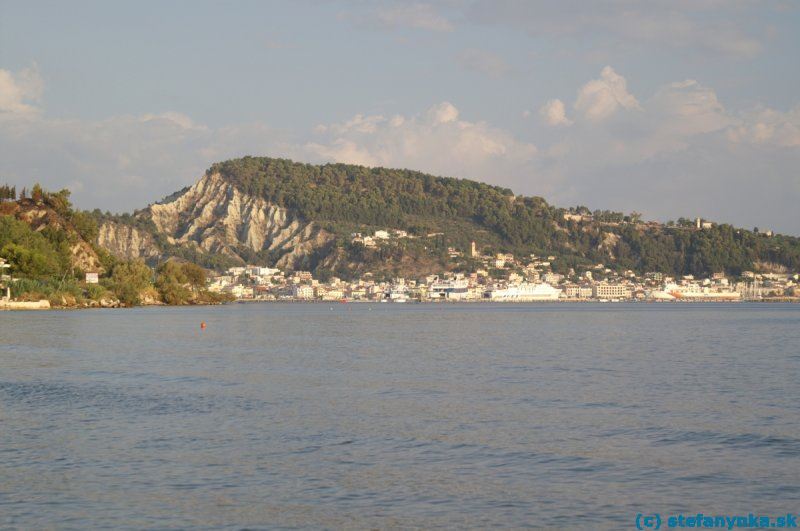 Bližší pohľad na hlavné mesto Zante z pláže hotela Locanda