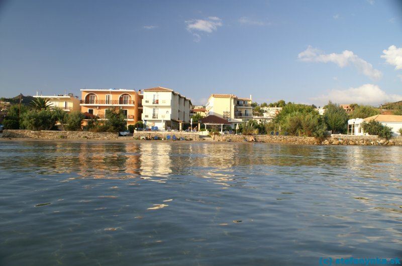 Hotel Locanda je tá biela budova a tá nažltlá trochu vpravo (obe približne v strede obrázka)