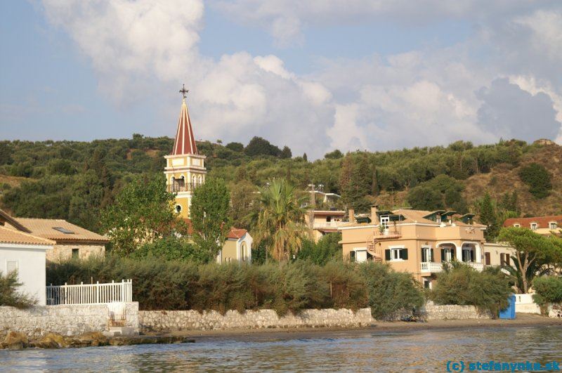 Pohľad z mora pred hotelom Locanda na začiatok strediska Argassi (vpravo nevidno hlavné mesto Zante)