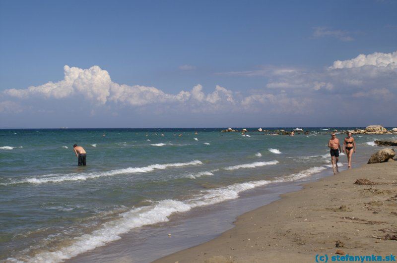 Zakyntos. Od hotela Locanda po most v mori (skala v mori vpravo hore od kráčajúcej dvojice)