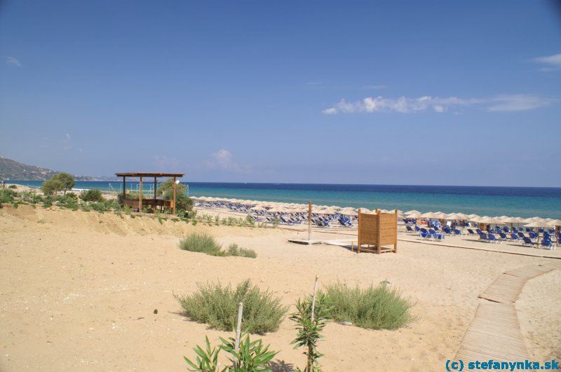 Poloostrov Vasiliki, Zakynthos. Široká piesočnatá pláž, ktorú údajne podľa tvaru zovú aj Banana beach. Na mape FaB jej meno znie aj Ionio - to len aby sa aj starý Slovák zorientoval.