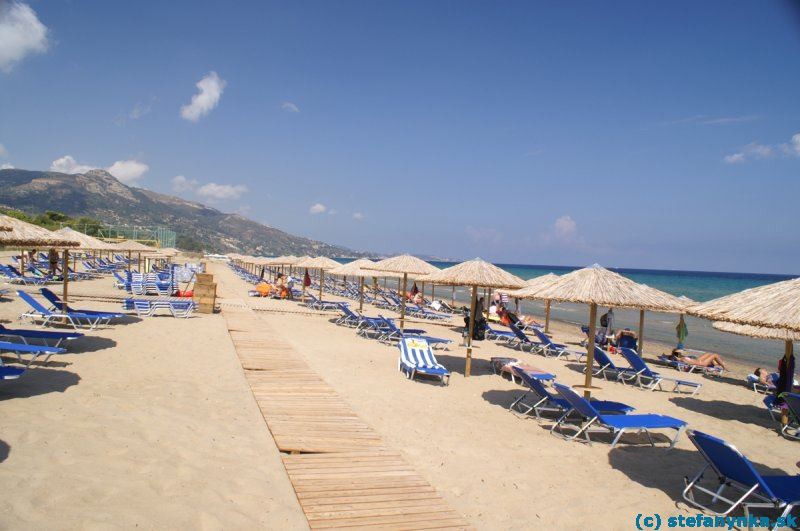 Piesková pláž Banana beach na poloostrove Vasiliki na ostrove Zakyntos. Sem zvážajú turistov snáď z celého ostrova, aby si za prenajatie lehátka zabezpečili bezplatnú dopravu...