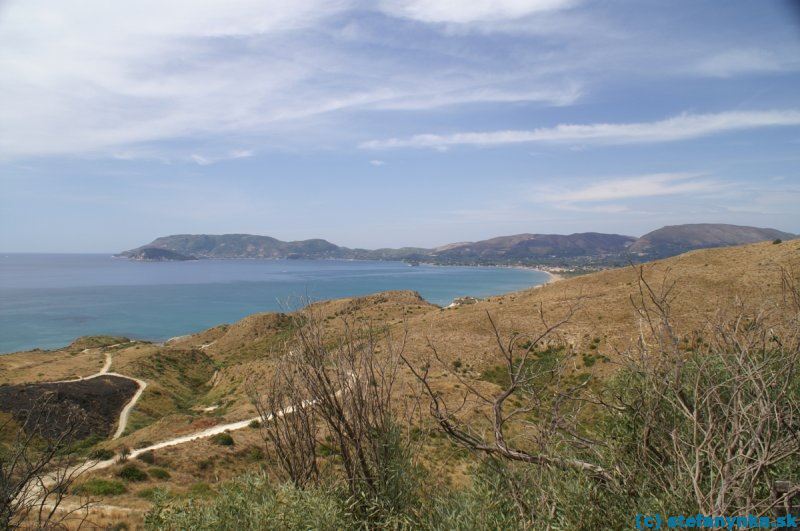 Kalamaki, Zakyntos. Záliv Laganas od taverny. Biele stužky vľavo sú poľné cesty k pláži spomenuté v predchádzajúcej fotografii