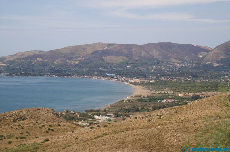 Kalamaki, Zakyntos. Pohľad sponad strediska Kalamaki na stredisko Laganas. Tá modrá škvrna v strede obrázka je pristávajúce lietadlo (leteckú spoločnosť som nerozoznal:-()