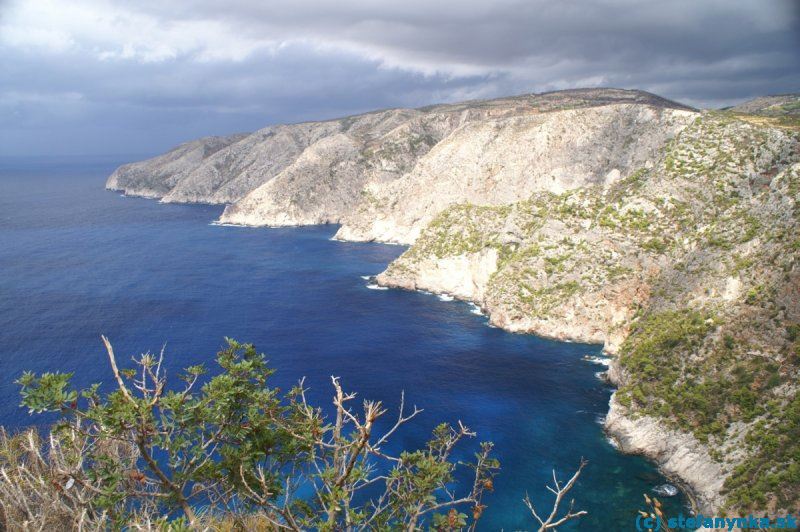 Kampi, Zakynthos. Pohľad od reštaurácie na zákrute pri ceste ku krížu Exo Chora. 