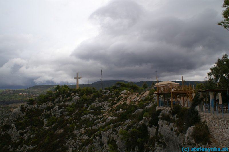 Zakynthos. Reštaurácia a kríž v Kampi (Kambi), Exo Hora (Exo Chora) - tu s predstavením mrakov - západ slnka nad morom  v nedohľadne