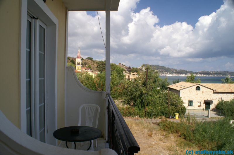 Zakyntos, hotel Locanda. Výhľad z balkóna izby. Pred nami susedný balkón, za ním kostol na kraji strediska Argassi, vpravo nad budovou koniec prístavu v hlavnom meste Zakyntos (Zante)