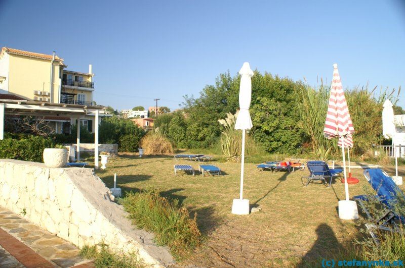 Zakyntos, hotel Locanda - záhrada. Pri mori bol aj takýto trávnatý azyl. Poskytol útočisko v prípade, že väčšie vlny zaliali pláž. Na to, aby zaliali aj túto trávnatú plochu - až také veľké neboli.