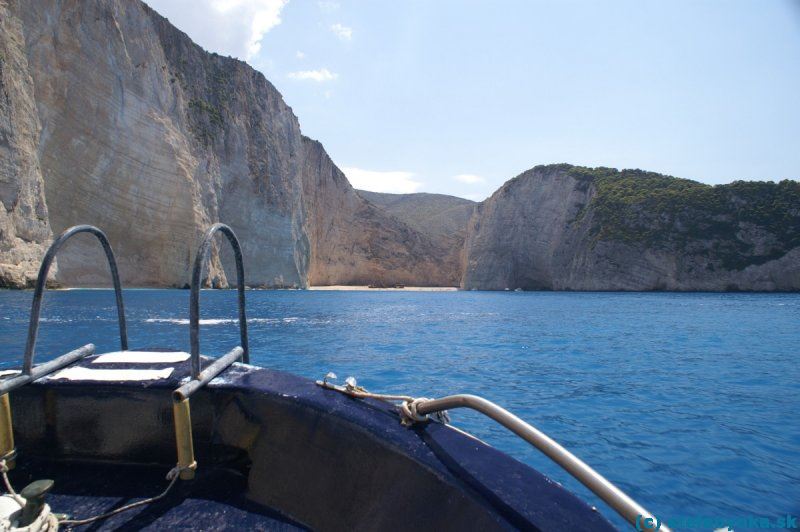 Navagio, Zakynthos. Prichádzame k pláži Navagio. Vyhliadka z predchádzajúcich fotiek je na horizonte vľavo.