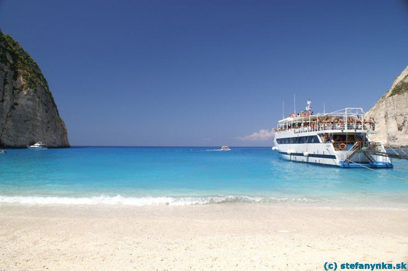 Navagio, Zakynthos. Tristo ľudí sa pripravuje na vylodenie s krycím názvom Navagio. Že nie toľko? Tak ich skúste spočítať vy