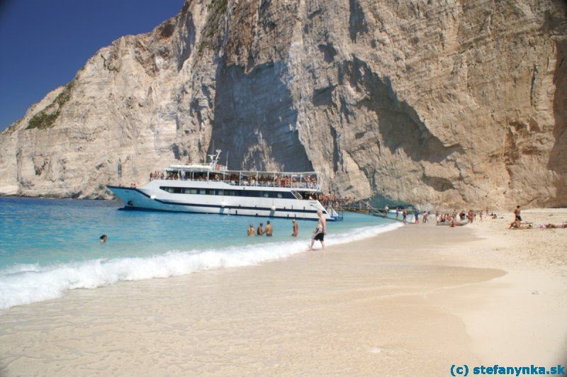 Navagio, Zakynthos. Vyloďovacia operácia na pláži Navagio. 