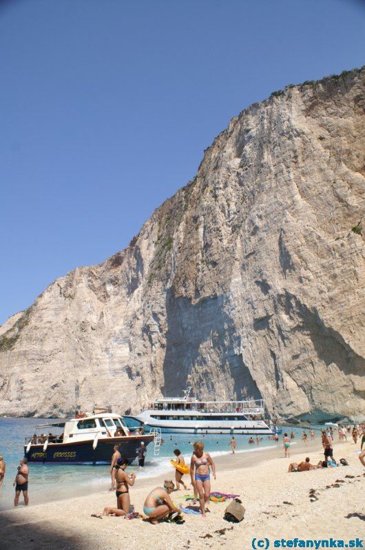 Navagio, Zakynthos. Posledný pohľad na Navagio aj s vyhliadkou. Tu to už nevydržala karta fotoaparátu a odišla (česť jej pamiatke, oprava stála 25 Eur)