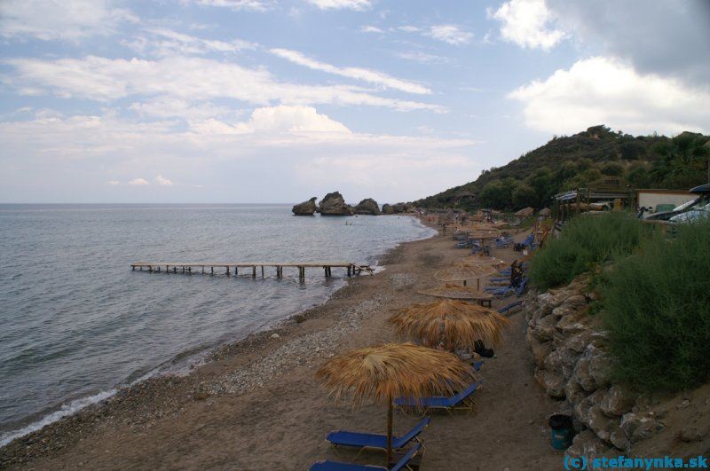 Pláž Porto Zoro  - severná časť je skalnatá s prímesou piesku, južná časť je s hrubším pieskom s prímesou kamienkov. Jedna z najkrajších a najfotogenickejších pláží na ostrove Zakyntos. Slnko, more, taverna, príjemné prostredie...