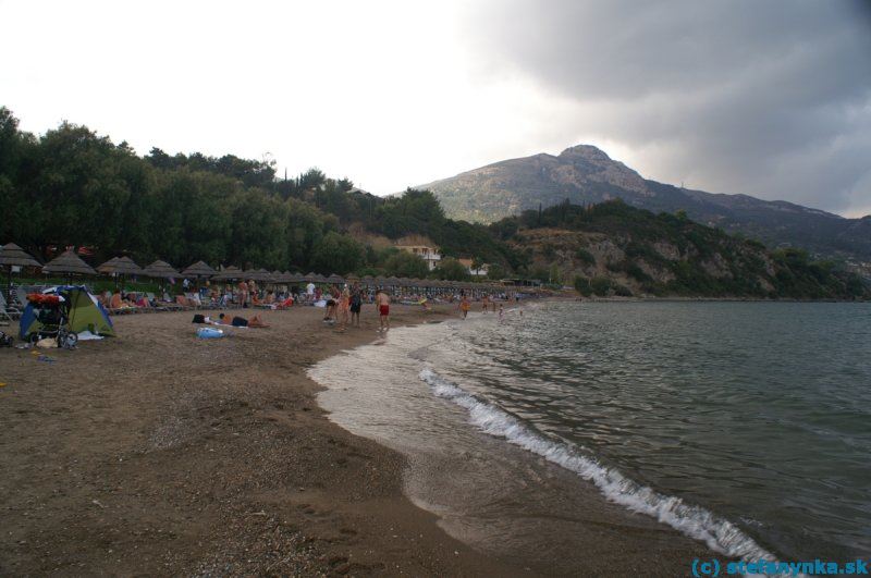 Zakynthos. Pláž Porto Zoro. Pohľad z južnej časti (od skál), v pozadí kopec Skopos nad strediskom Argassi. Ten tmavý mrak je zaujímavý. Mieri na stredisko Laganas. Než sme do Laganasu došli my na aute, už bolo po búrke a ulice boli komplet vytopené, všade obrovské kaluže vody, na ulici pena, turisti, ktorí sa báli aj hlavu vystrčiť...