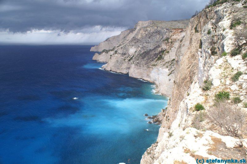 Porto Vromi, Zakynthos. Obloha, more, skaly pred Porto Vromi - všetko v autentických farbách medzi dvoma periódami búrky